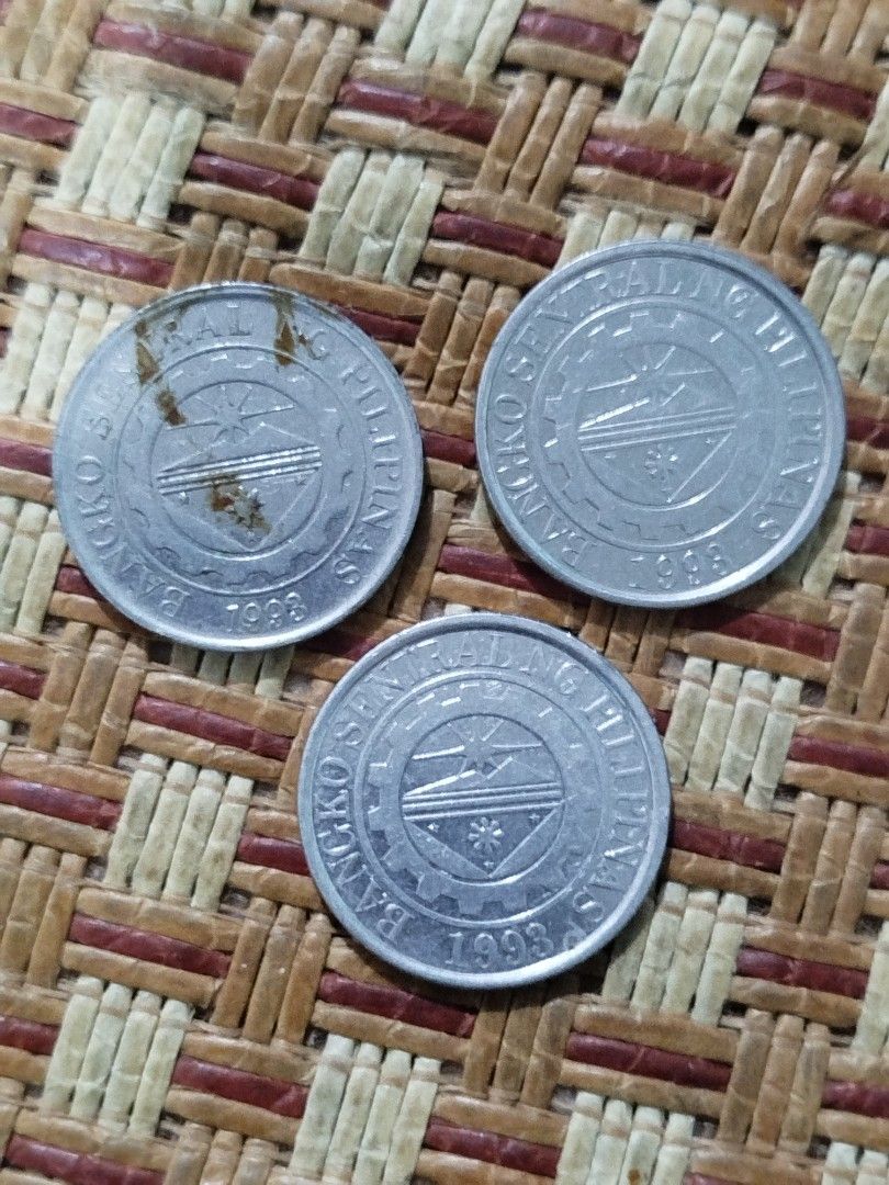 Off centered Philippine 1 Piso Coins error (Category: Currency) located in Subic. Submitted by regiedaniel01 (Listing ID 1409468154, Image 2). Description: add sf 150.
