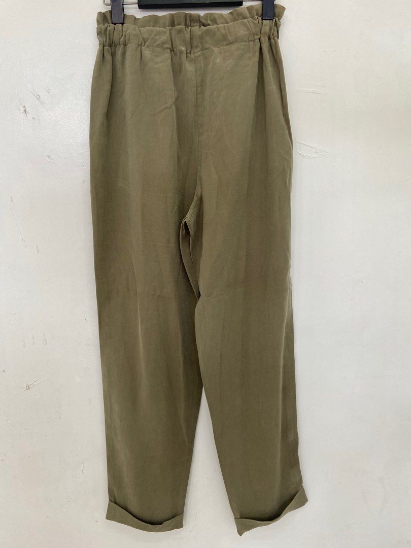 Olive Green High-Waisted Pants (Category: Other Bottoms) located in San Fernando. Submitted by 4ases.declutter (Listing ID 1409457750, Image 2). Description: - Olive green high-waisted pants - Elastic waistband - Relaxed fit - Cuffed hems - Lightweight fabric, perfect for warm weather - Classic, simple style.