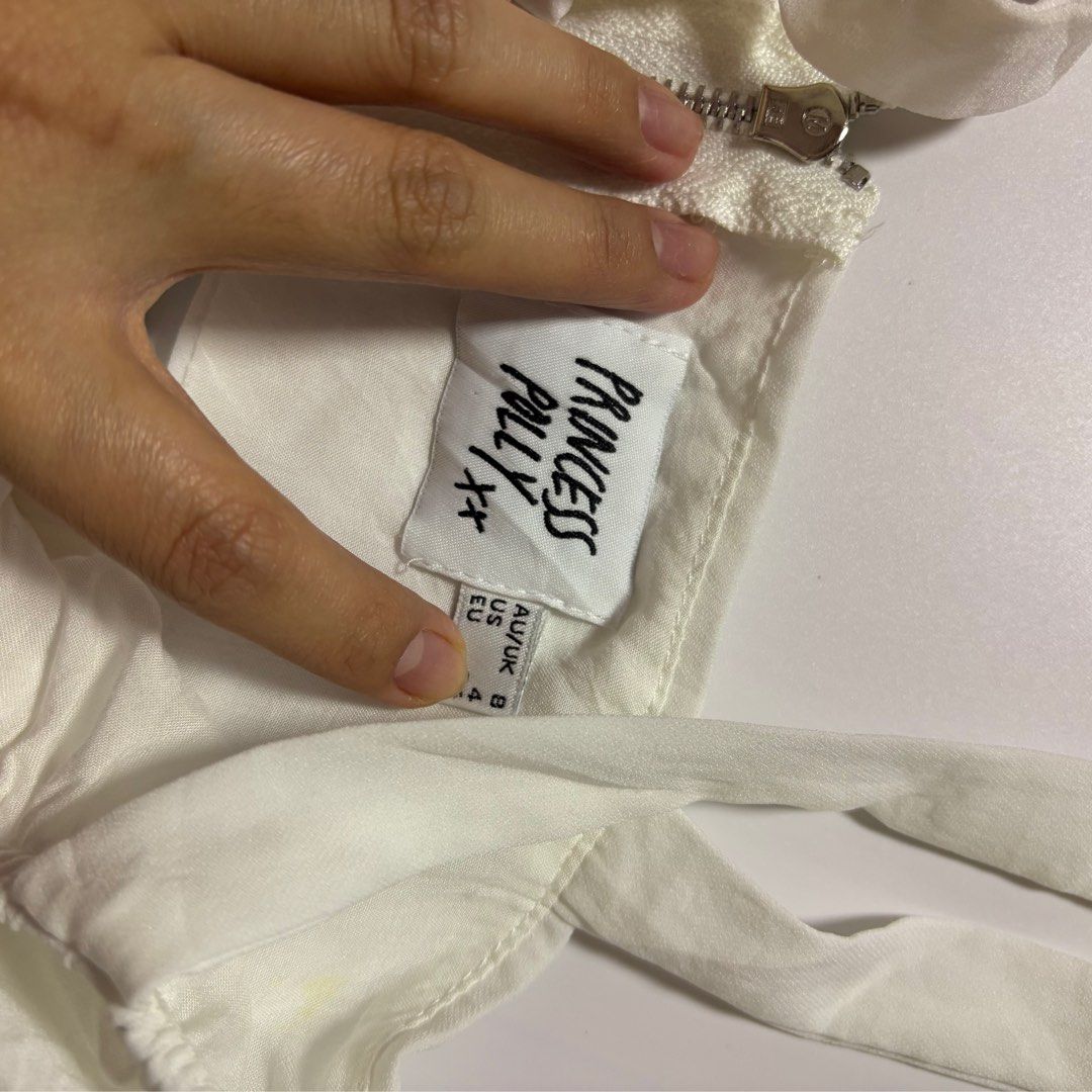 Princess polly White Bustier Corset Top (Category: Sleeveless) located in Quezon City. Submitted by kaelian_couture (Listing ID 1409448923, Image 2). Description: Very nice.