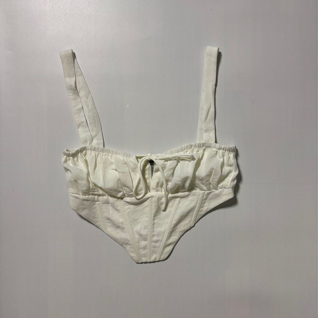 Princess polly White Bustier Corset Top (Category: Sleeveless) located in Quezon City. Submitted by kaelian_couture (Listing ID 1409448923, Image 1). Description: Very nice.