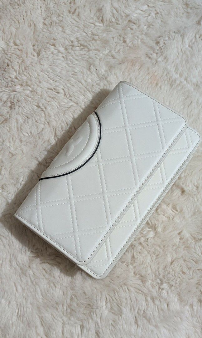 Tory Burch Kira Chevron Wallet-on-Chain (Category: Luxury Bags & Wallets) located in Manila. Submitted by aya16 (Listing ID 1409482441, Image 3). Description: - Tory Burch Kira Chevron Wallet-on-Chain - Color: White - Features: Chain strap, signature Tory Burch logo - Includes: box and dust bag - Design: Quilted - Perfect for everyday use or special events.