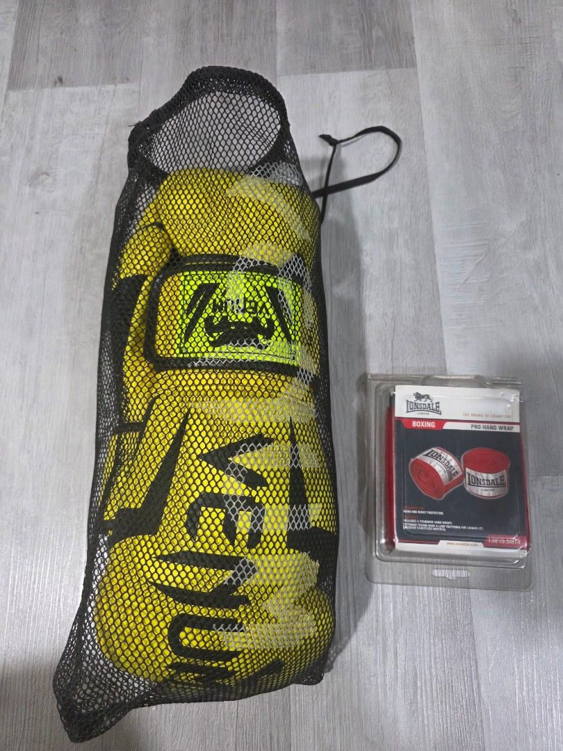 Venum Boxing Gloves (Category: Braces, Support & Protection) located in Manila. Submitted by tof_reyes (Listing ID 1409509909, Image 2). Description: Comes with Hand wrap..