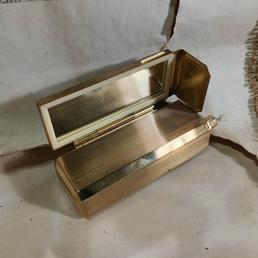 VINTAGE SHISEIDO LIPSTICK HOLDER (Category: Makeup) located in Valenzuela. Submitted by shikkufindsmla (Listing ID 1409591267, Image 2). Description: WYSIWYG - Vintage Shiseido compact - Elegant gold-toned exterior - Features a beautiful floral design - Includes a mirror and a small brush - Opens to reveal a compartment for lipstick. - Authentic Shiseido logo *signs of usage w/ some tarnished parts. .