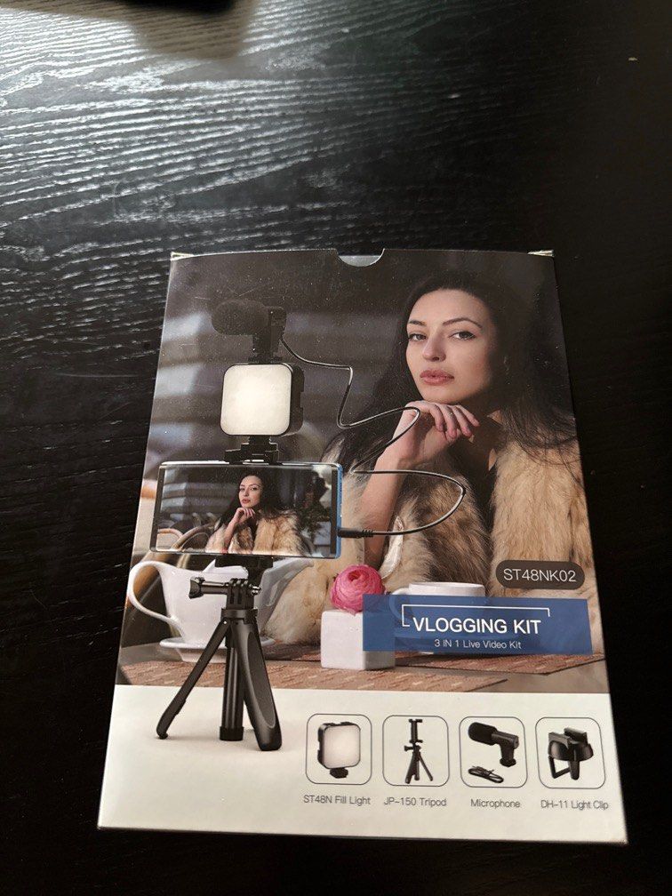 Vlogging Kit (Category: Lens & Kits) located in Singapore. Submitted by jywq (Listing ID 1409437458, Image 2). Description: Got as xmas gift.