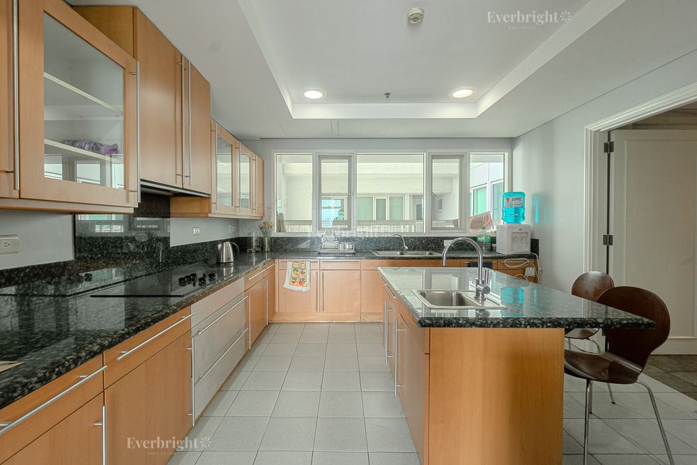 🔆 RUSH SALE! 3BR Unit in One Roxas Triangle (Category: Apartments & Condos) located in Makati City. Submitted by vsg.realestate (Listing ID 1409621763, Image 3). Description: 🔆 RUSH SALE! 3BR Unit in One Roxas Triangle Unit Details: 3BR 3TB FA: 308 sqm Unfurnished With 3 parking Unit Features: With powder room Never been tenanted Facing East morning sun With big maid’s room with own toilet and bath Unobstructed views of Makati, BGC and Pasig/Ma