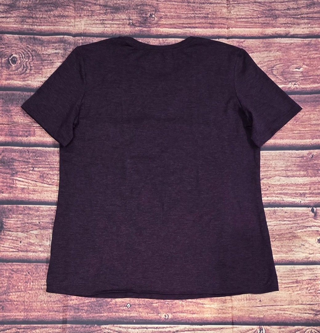 Alo Yoga Crewneck Short Sleeve Tee (Category: Activewear) located in La Trinidad. Submitted by outfitt (Listing ID 1409789080, Image 2). Description: women's large regular fit ❌️ NO to LOW ballers.PLEASE.