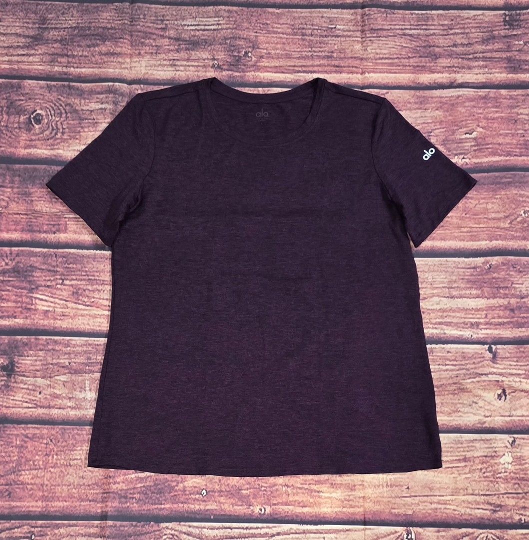 Alo Yoga Crewneck Short Sleeve Tee (Category: Activewear) located in La Trinidad. Submitted by outfitt (Listing ID 1409789080, Image 1). Description: women's large regular fit ❌️ NO to LOW ballers.PLEASE.