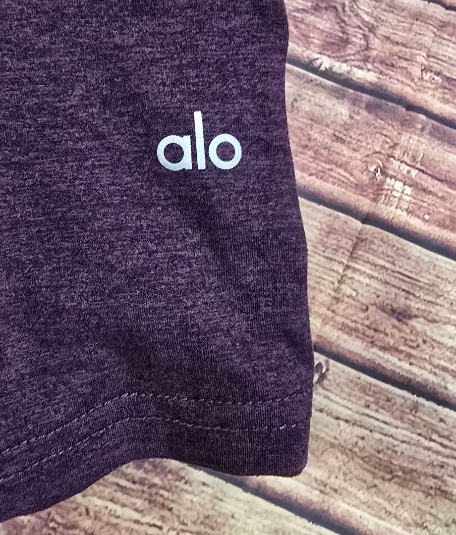Alo Yoga Crewneck Short Sleeve Tee (Category: Activewear) located in La Trinidad. Submitted by outfitt (Listing ID 1409789080, Image 3). Description: women's large regular fit ❌️ NO to LOW ballers.PLEASE.