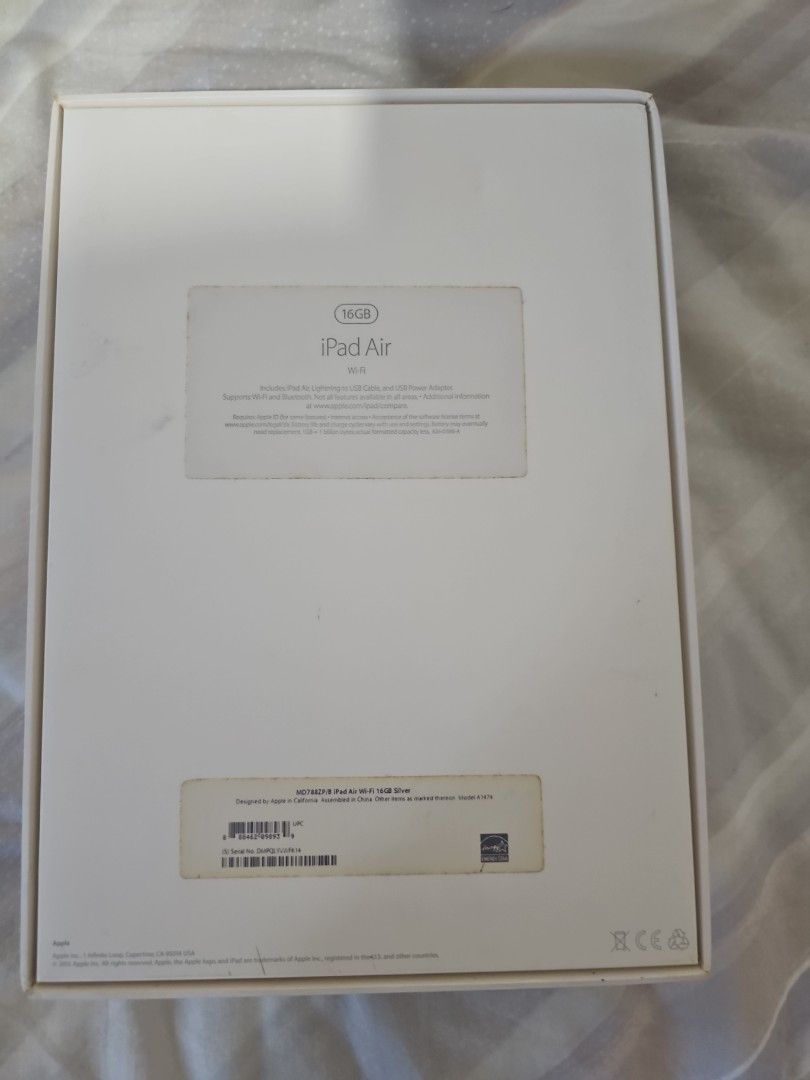 (Category: iPad) located in Singapore. Submitted by dreamlll (Listing ID 1409666258, Image 3). Description: - Apple iPad Air box - Unused condition - White color - Includes original box - box only.