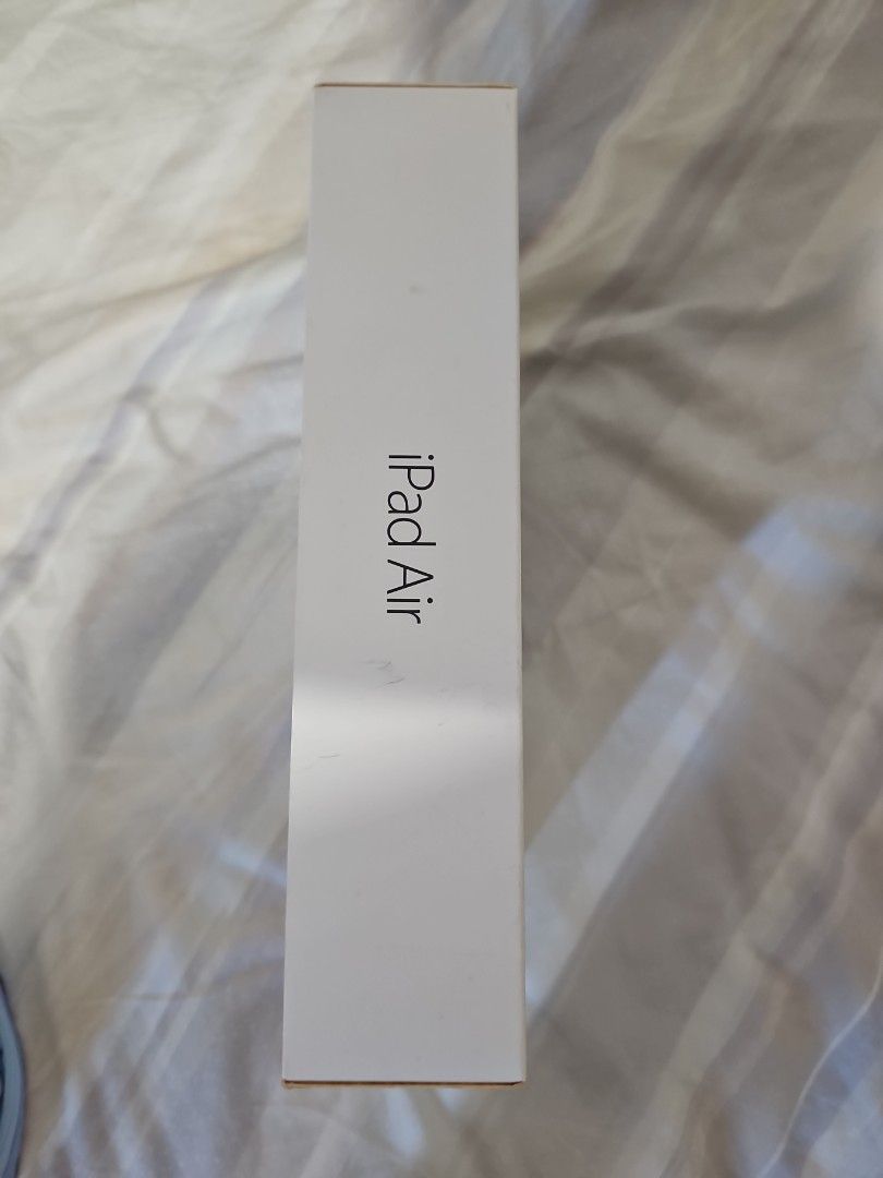 (Category: iPad) located in Singapore. Submitted by dreamlll (Listing ID 1409666258, Image 2). Description: - Apple iPad Air box - Unused condition - White color - Includes original box - box only.
