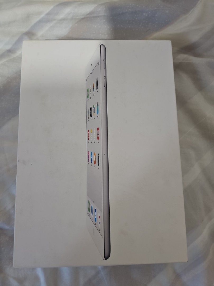 (Category: iPad) located in Singapore. Submitted by dreamlll (Listing ID 1409666258, Image 1). Description: - Apple iPad Air box - Unused condition - White color - Includes original box - box only.