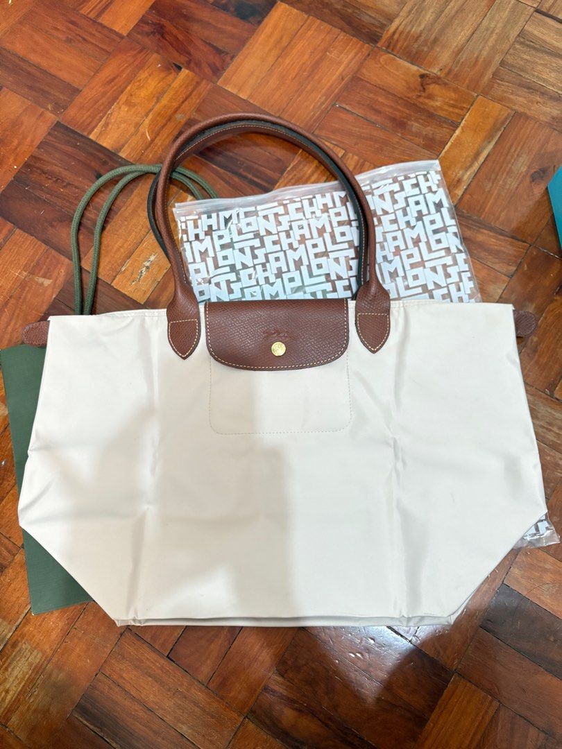 Authentic Le Pliage Original Tote Bag L Paper (Category: Luxury Bags & Wallets) located in Orion. Submitted by alyssamint (Listing ID 1409690414, Image 2). Description: Authentic Le Pliage Original Tote Bag L Large size Color Paper Bought from Longchamp Daimaru Sapporo, Japan last Jan 2025 Used 3x RFS: I already have this in black, which I use more often.