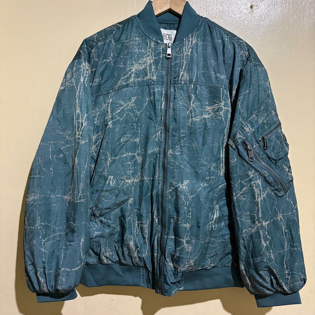 BDG Urban Outfitters Puffer Bomber Jacket (Category: Coats, Jackets and Outerwear) located in Bauang. Submitted by ivaniboy (Listing ID 1409773241, Image 1). Description: BDG Urban Outfitters Puffer Bomber Jacket size 25 x 26 Crispy Condition✨ No Flaws! 999 only.