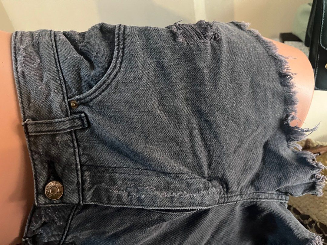branded black shorts mid waist (Category: Shorts) located in Manila. Submitted by lowluh (Listing ID 1409639323, Image 2). Description: .