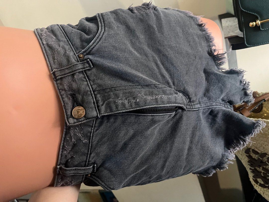 branded black shorts mid waist (Category: Shorts) located in Manila. Submitted by lowluh (Listing ID 1409639323, Image 1). Description: .