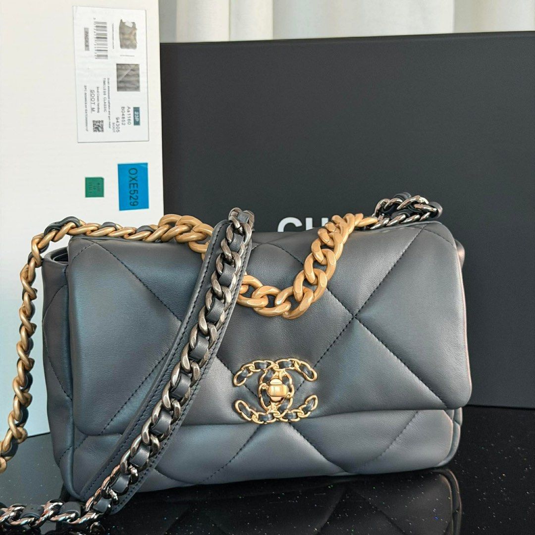 C19 flap (Category: Luxury Bags & Wallets) located in Paranaque City. Submitted by kgmgiftedph20 (Listing ID 1409679388, Image 3). Description: .