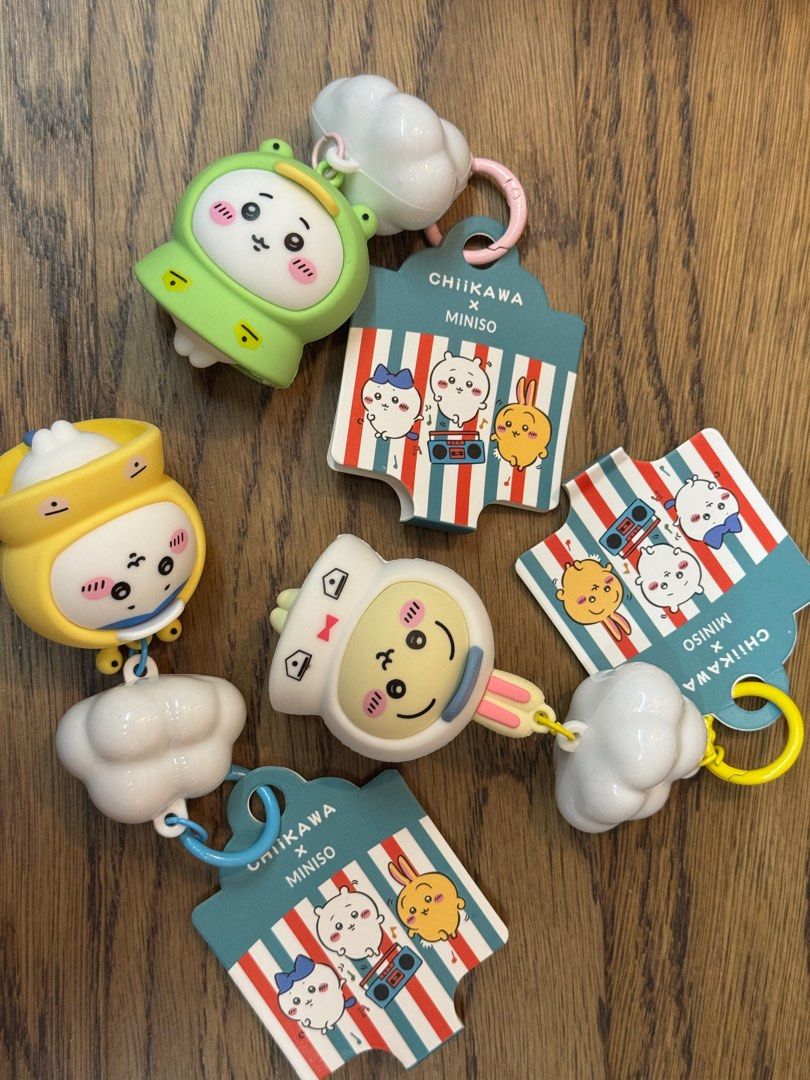 Chiikawa x Miniso Bag Charms (Category: Character Goods) located in Muntinlupa City. Submitted by venditagarage (Listing ID 1409630300, Image 2). Description: The cloud part has flickering lights.