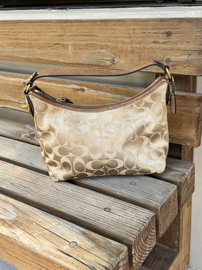 Coach Signature Shoulder Bag (Category: Luxury Bags & Wallets) located in Mandaluyong City. Submitted by salefromcc (Listing ID 1409698190, Image 2). Description: Secondhand Bag Bought from Japan Small size 🎉Lowest price you can find (NONNegotiable) 💯 Original with box 🛵Free delivery around mandaluyong 📦other type of delivery are buyers expense NO MEETUP ‼️except around the area/sched No return no refund Buy at your own risk.