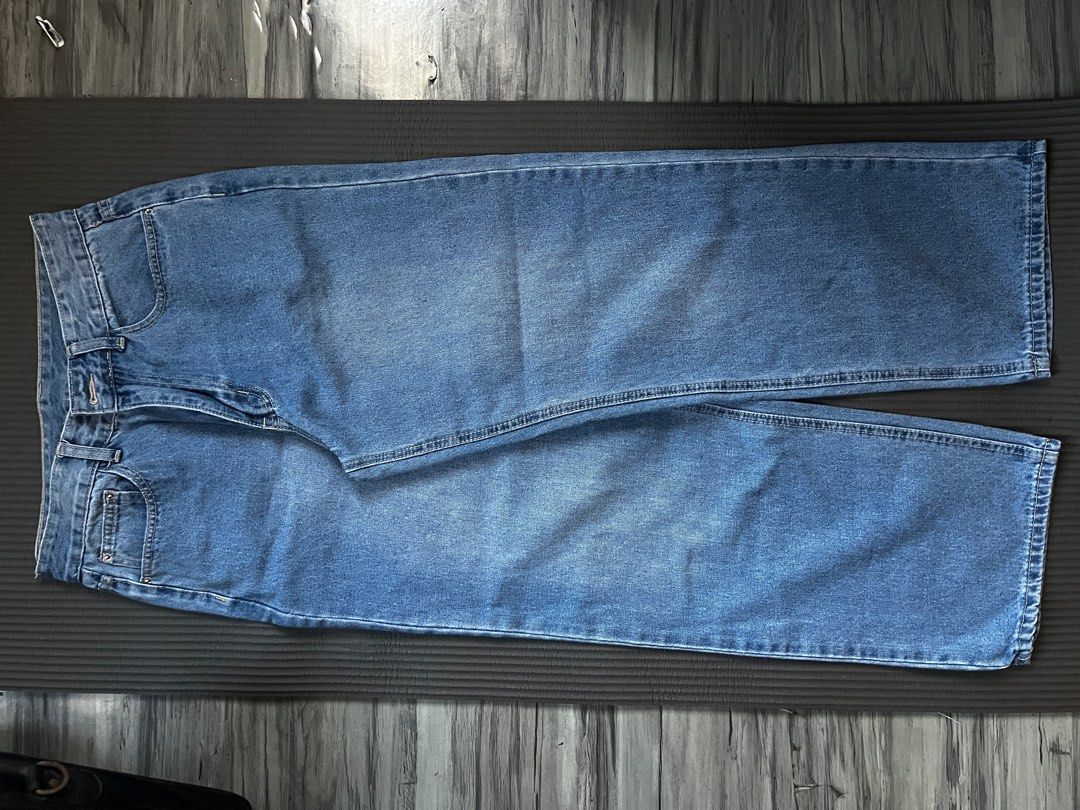 Cotton washed straight leg jeans (Category: Jeans) located in Valenzuela. Submitted by baratoropa (Listing ID 1409688649, Image 3). Description: Used 3x only RFS: small for me now Dimensions: Length - 39.8 inches Waist - 30.3 inches Hip - 40.9 inches Thigh - 25.7 inches.