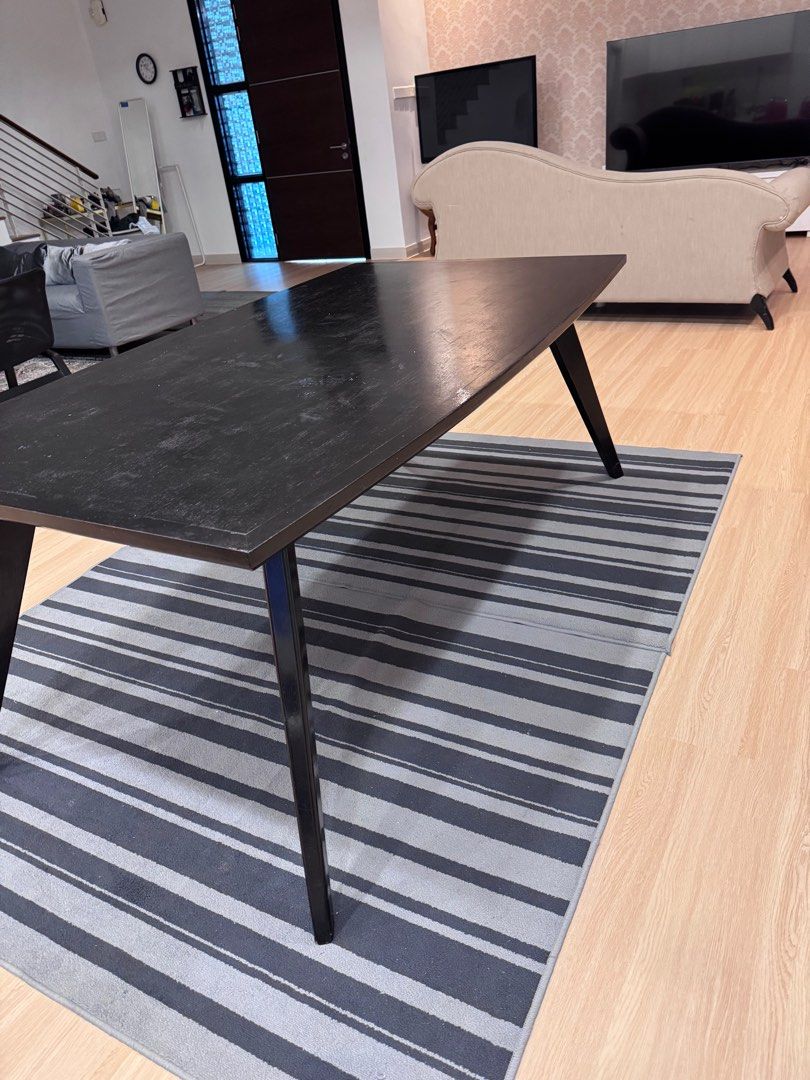 Dining Table (Category: Tables & Sets) located in Shah Alam. Submitted by roozitamaskun (Listing ID 1409686898, Image 3). Description: Large dining table Can fit 6 - 8 dining chairs Scandinavian style Sturdy structure Meja makan untuk 6-8 otang Besar dan lebar Scandinavian Meja makan luas dan besar Berbaloi dan kuat.