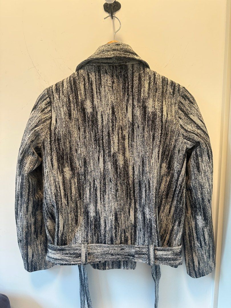 Docei Jacket （分類：外套及戶外衣服）位於 Hong Kong。 由 beaniesqueaky 提交（商品編號 1409678113，圖片 3）。簡介： Docei is an Italian brand Shoulder width is 39cm, the cutting is relaxed fit biker style I only wore one time, it is basically new。