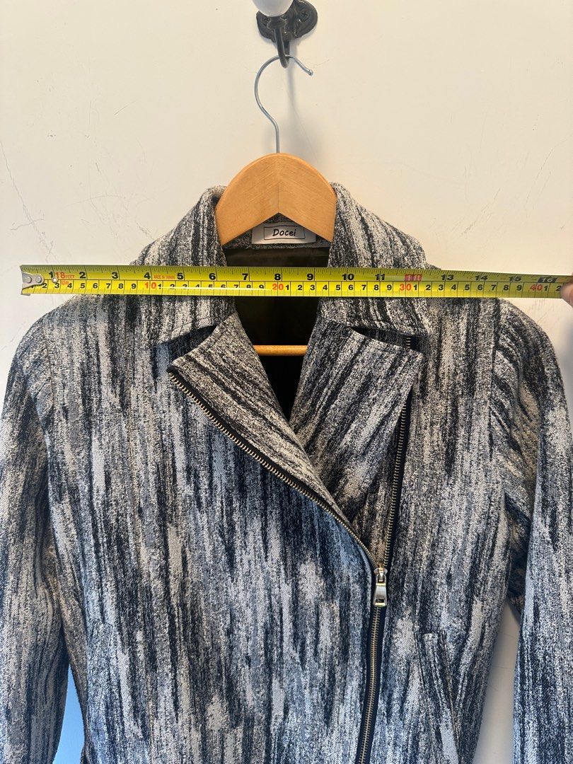 Docei Jacket （分類：外套及戶外衣服）位於 Hong Kong。 由 beaniesqueaky 提交（商品編號 1409678113，圖片 6）。簡介： Docei is an Italian brand Shoulder width is 39cm, the cutting is relaxed fit biker style I only wore one time, it is basically new。