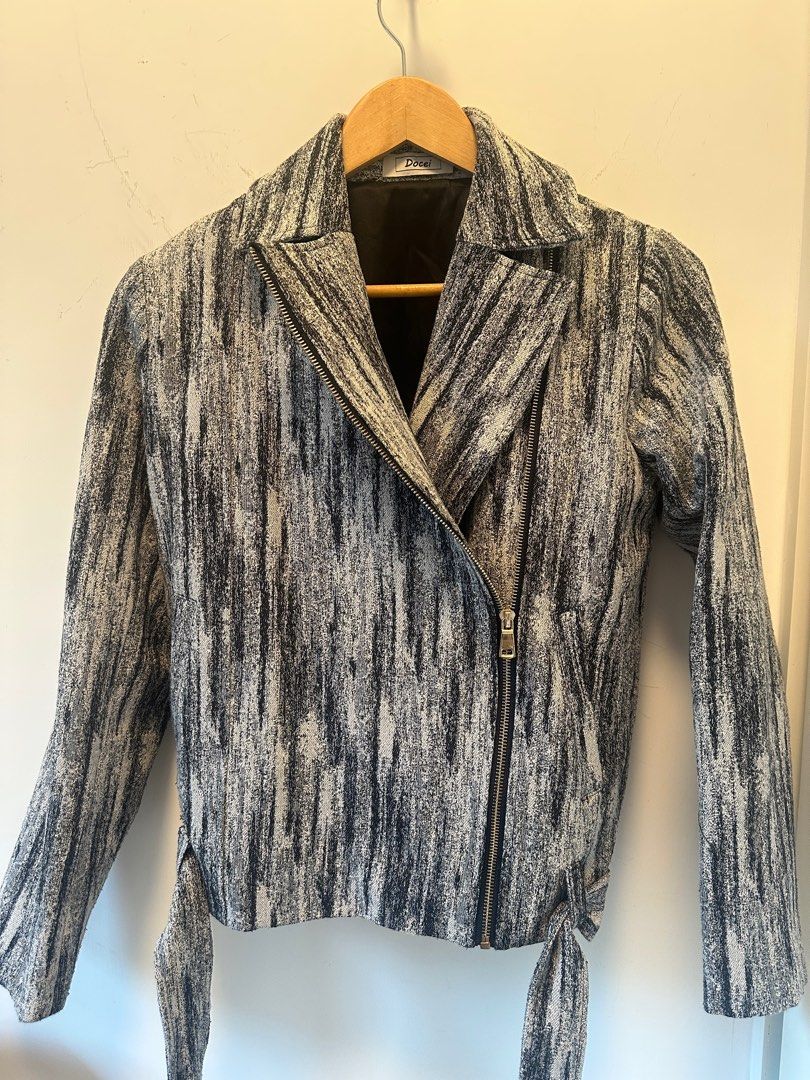 Docei Jacket （分類：外套及戶外衣服）位於 Hong Kong。 由 beaniesqueaky 提交（商品編號 1409678113，圖片 1）。簡介： Docei is an Italian brand Shoulder width is 39cm, the cutting is relaxed fit biker style I only wore one time, it is basically new。
