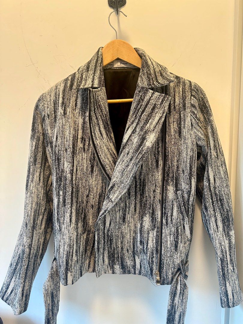 Docei Jacket （分類：外套及戶外衣服）位於 Hong Kong。 由 beaniesqueaky 提交（商品編號 1409678113，圖片 2）。簡介： Docei is an Italian brand Shoulder width is 39cm, the cutting is relaxed fit biker style I only wore one time, it is basically new。