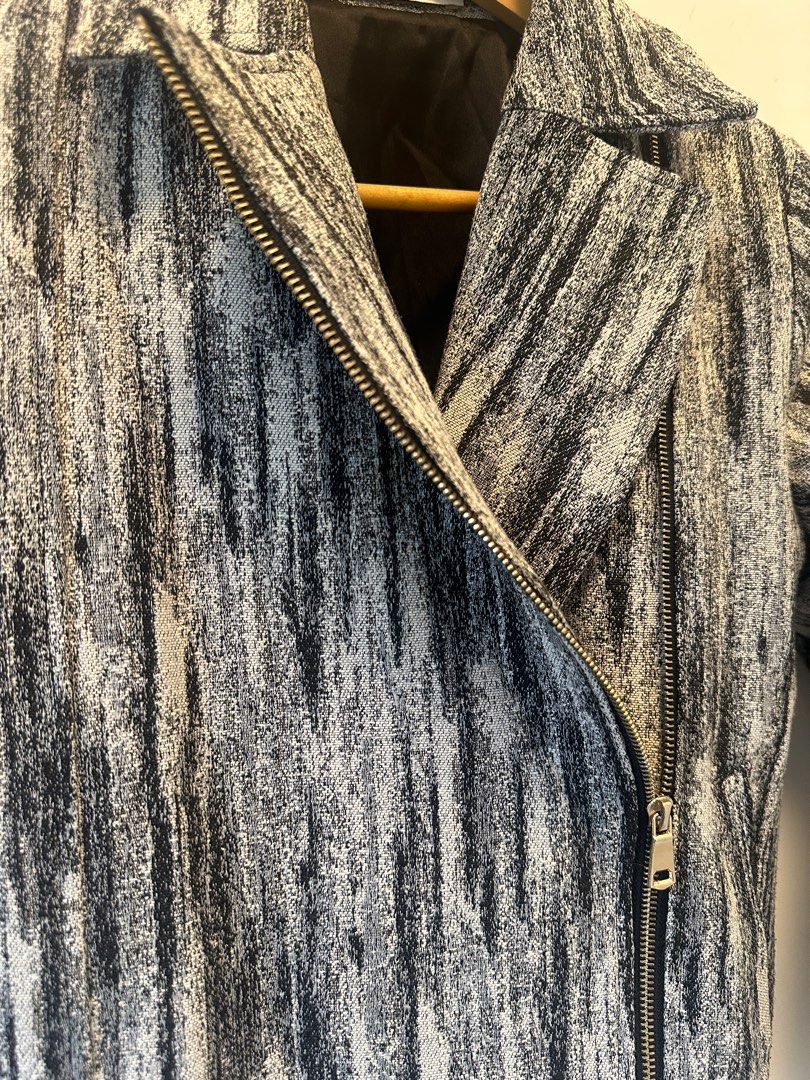 Docei Jacket （分類：外套及戶外衣服）位於 Hong Kong。 由 beaniesqueaky 提交（商品編號 1409678113，圖片 4）。簡介： Docei is an Italian brand Shoulder width is 39cm, the cutting is relaxed fit biker style I only wore one time, it is basically new。
