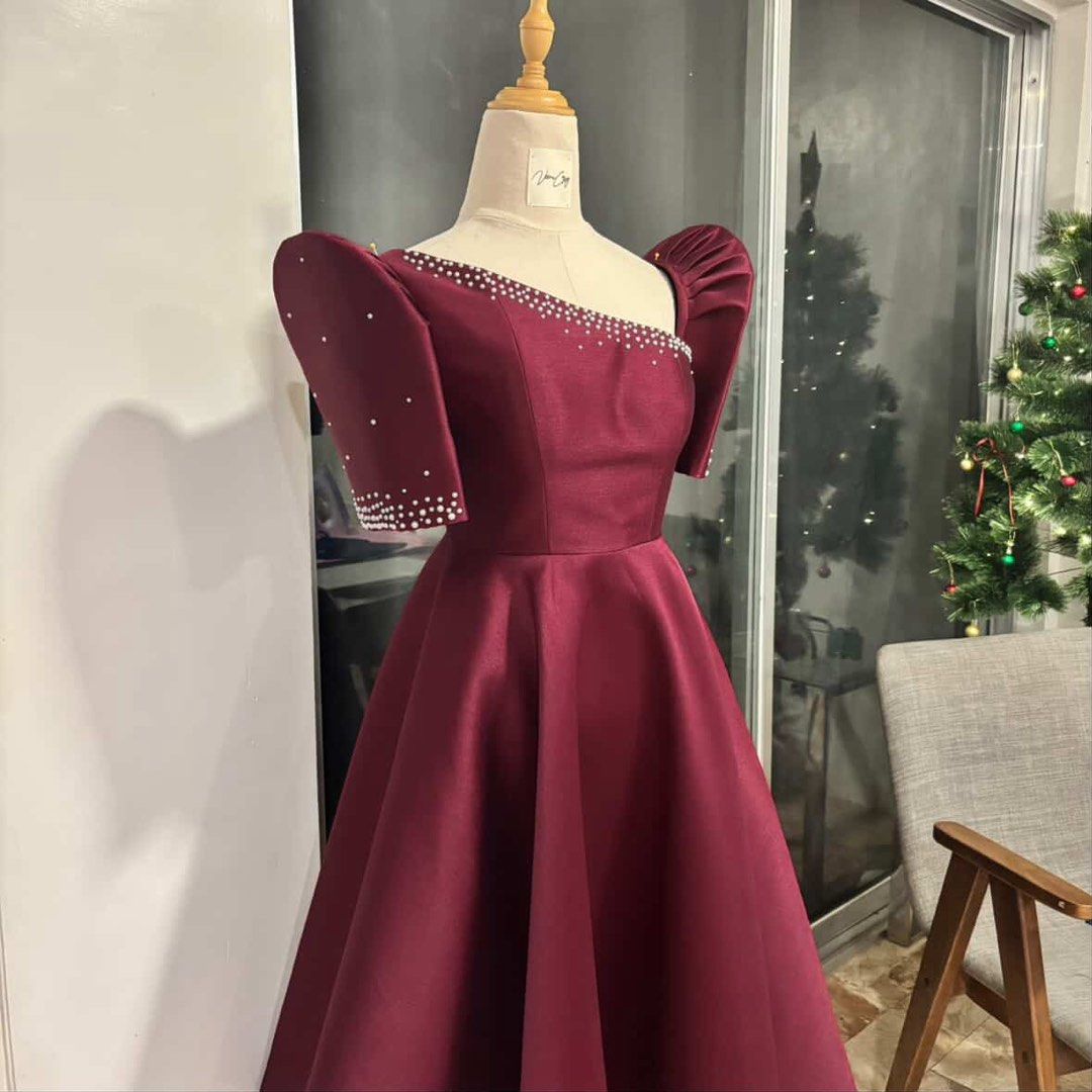 FOR RENT Maroon Filipiniana (Category: Dresses) located in Manila. Submitted by kimtaeri21 (Listing ID 1409656065, Image 3). Description: - Elegant burgundy/maroon filipiniana dress - Unique one-shoulder design - Embellished detailing - Flattering A-line silhouette - Midi length - Includes a statement sleeve - Perfect for special occasions - Sophisticated and stylish.
