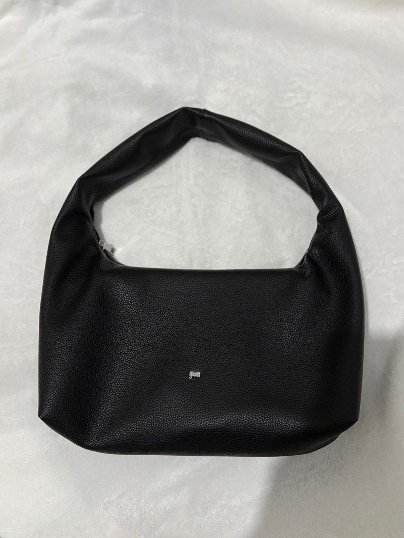 GVN Bag in Medium Size (Category: Shoulder Bags) located in Manila. Submitted by na200421 (Listing ID 1409721068, Image 1). Description: the minor flaw was scratched by my cat.