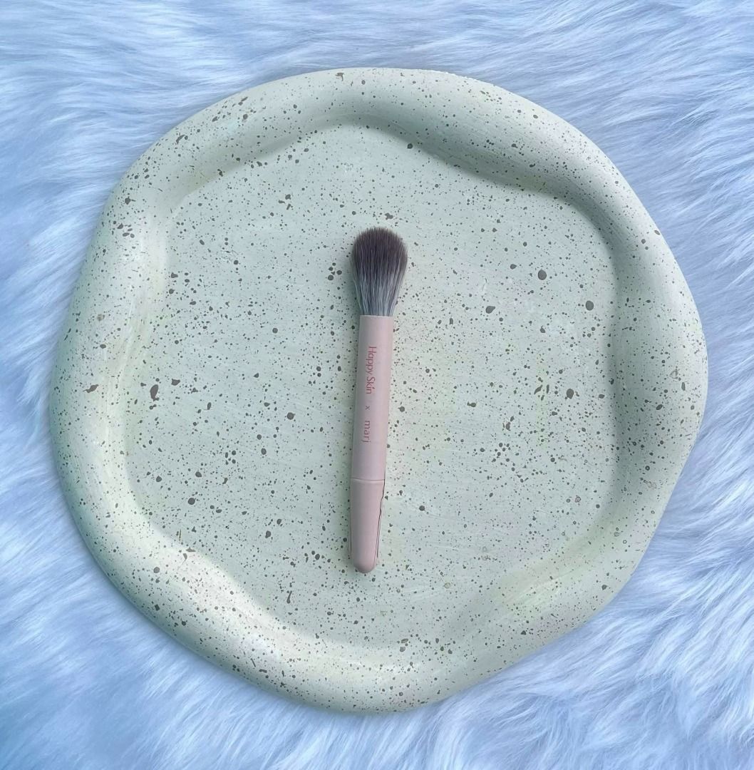 Happy Skin Setting Brush- (Category: Makeup) located in Cagayan de Oro. Submitted by YetzShopETC (Listing ID 1409775222, Image 1). Description: ( naa lang sya gamay na flaw sa kilid) Location: Cagayan de Oro City. We ship nationwide .