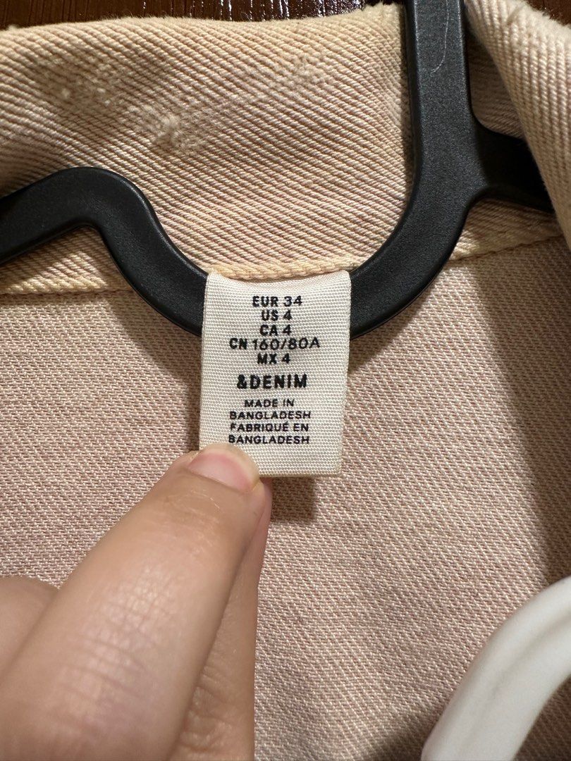 H&M Denim Jacket - Size 4 (Category: Coats, Jackets and Outerwear) located in Quezon City. Submitted by alysstrade (Listing ID 1409624036, Image 2). Description: Flaws: has some discolouration on the collar but barely noticeable. .