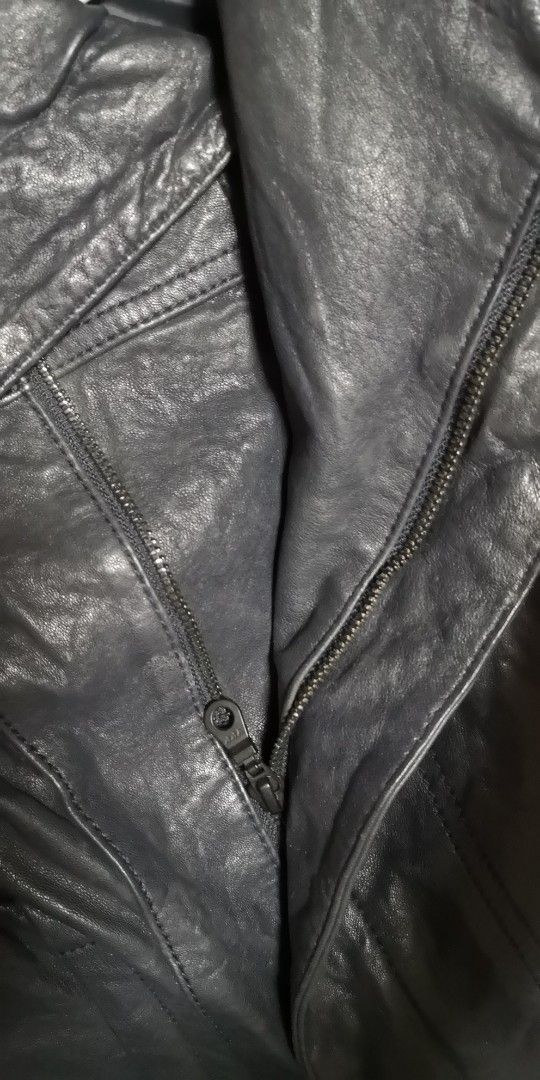 Initial Leather Jacket （分類：外套及戶外衣服）位於 Hong Kong。 由 yejignm 提交（商品編號 1409627279，圖片 3）。簡介： Jacket is from the brand Initial. It features a zipper closure and a collared neckline. The jacket is made of leather and has a lining. The size is S. The jacket has a dark blue colour. The back of the jacket has a vertical seam down the middle. negotiable 💥。