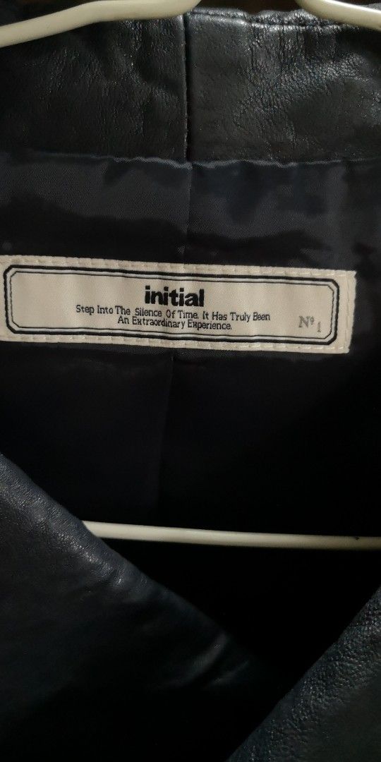 Initial Leather Jacket （分類：外套及戶外衣服）位於 Hong Kong。 由 yejignm 提交（商品編號 1409627279，圖片 2）。簡介： Jacket is from the brand Initial. It features a zipper closure and a collared neckline. The jacket is made of leather and has a lining. The size is S. The jacket has a dark blue colour. The back of the jacket has a vertical seam down the middle. negotiable 💥。