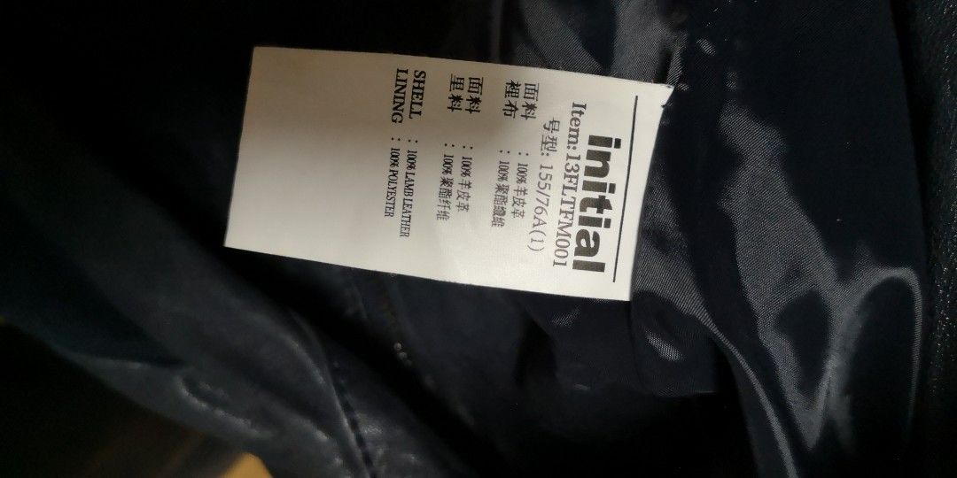 Initial Leather Jacket （分類：外套及戶外衣服）位於 Hong Kong。 由 yejignm 提交（商品編號 1409627279，圖片 4）。簡介： Jacket is from the brand Initial. It features a zipper closure and a collared neckline. The jacket is made of leather and has a lining. The size is S. The jacket has a dark blue colour. The back of the jacket has a vertical seam down the middle. negotiable 💥。