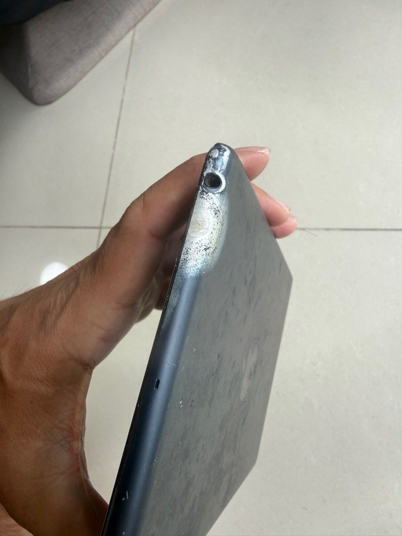 IPAD (Broken) (Category: iPad) located in Singapore. Submitted by cl3aring0utsal3s (Listing ID 1409653577, Image 3). Description: Old broken ipad. Not sure if working as this has just been uncovered in the cabinet after how many years Not sure when bought but im guessing around 2014-2015. No cables. Item possible can use to scavenge some old parts to repair other old ipad. Havent been open.