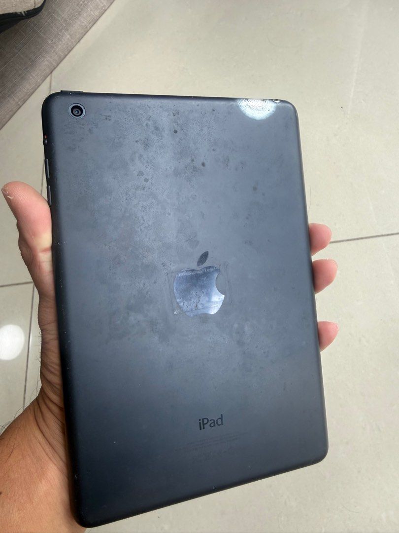 IPAD (Broken) (Category: iPad) located in Singapore. Submitted by cl3aring0utsal3s (Listing ID 1409653577, Image 2). Description: Old broken ipad. Not sure if working as this has just been uncovered in the cabinet after how many years Not sure when bought but im guessing around 2014-2015. No cables. Item possible can use to scavenge some old parts to repair other old ipad. Havent been open.