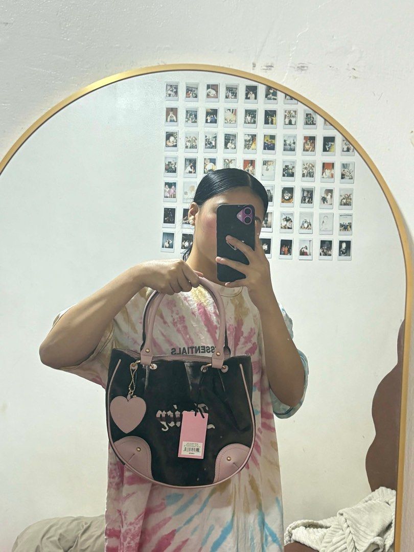 Juicy Couture Shoulder Bag/Handbag (Category: Luxury Bags & Wallets) located in Manila. Submitted by 3rdrock (Listing ID 1409719211, Image 2). Description: - Brown Juicy Couture handbag - Pink accents - Heart-shaped charm - Embroidered brand name.