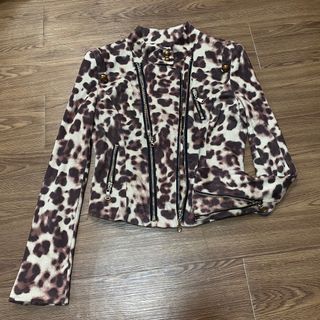 (Category: ) located in . Submitted by revivehercloset (Listing ID 1409694025, Image 1). Description: .