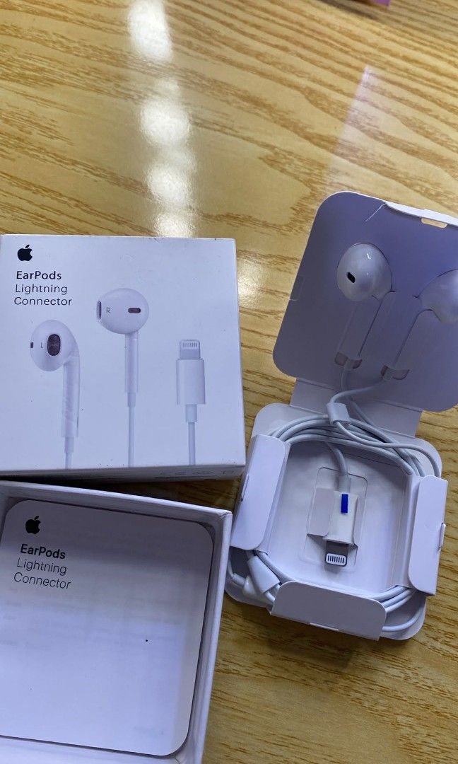 Lightning connector earphone earpods (Category: Headphones & Headsets) located in Manila. Submitted by milasgadgetph (Listing ID 1409804679, Image 1). Description: .