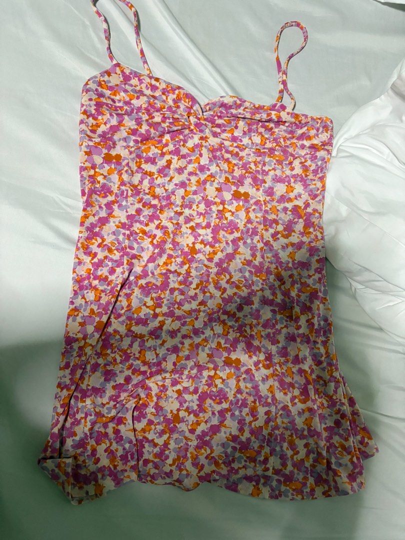 Mango Floral Mini Dress (Category: Dresses) located in Quezon City. Submitted by authentic_c (Listing ID 1409718132, Image 2). Description: - Mango mini dress - Floral print (pink, orange, white) - Sweetheart neckline - Spaghetti straps - Fitted bodice - Size L - Lightweight fabric - Ideal for warm weather and casual occasions.