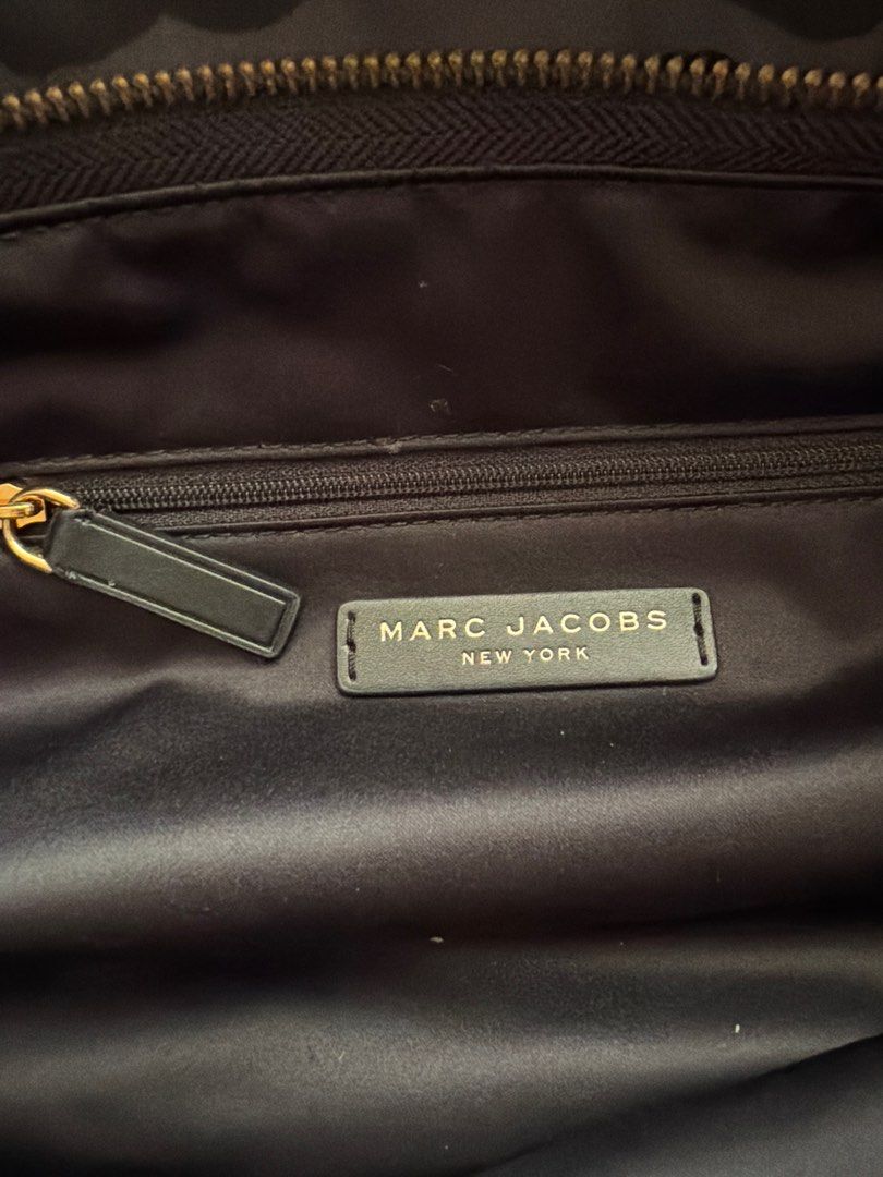 🇺🇸Authentic Marc Jacobs Leopard Print Tote Bag (Category: Luxury Bags & Wallets) located in Caloocan City. Submitted by goldenoona_ (Listing ID 1409671422, Image 3). Description: - Marc Jacobs leopard print tote bag - Zip closure - Interior pocket - Black handles - Marc Jacobs New York label inside - Model: M0014219 002 - Minor wear on handles, chippings due to storage but bag is in good condition 🌼DO NOT MAKE AN OFFER UNLESS SURE NA BUYER. Ba
