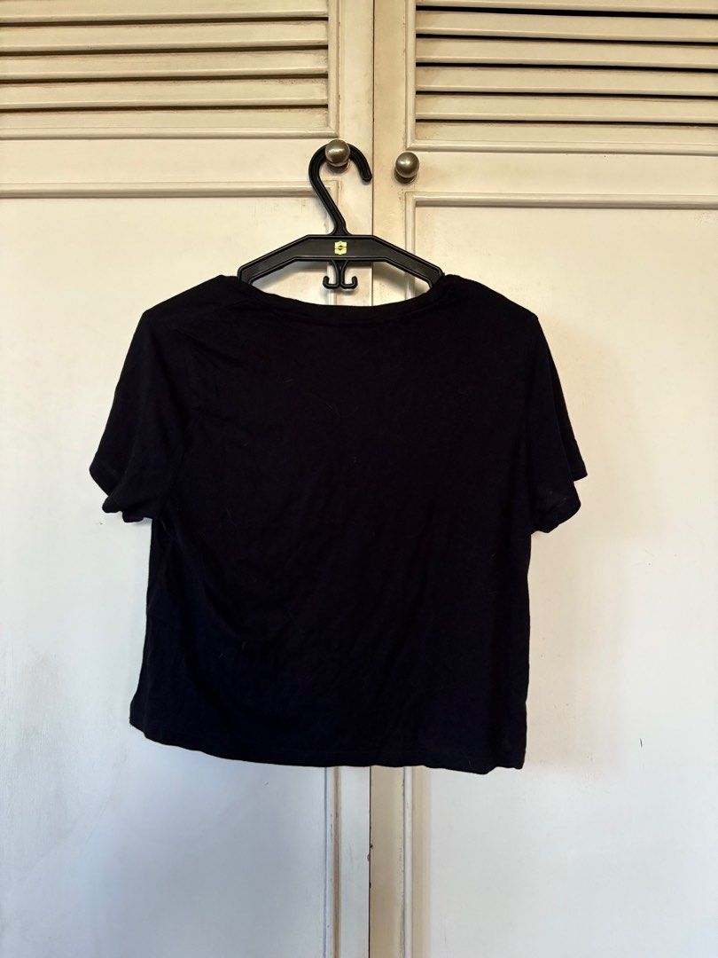 Monki Black Crop Top (Category: Shirts) located in Quezon City. Submitted by mcpar9685821 (Listing ID 1409728005, Image 2). Description: •worn but still in decent condition •basic black cropped tee •closet staple .