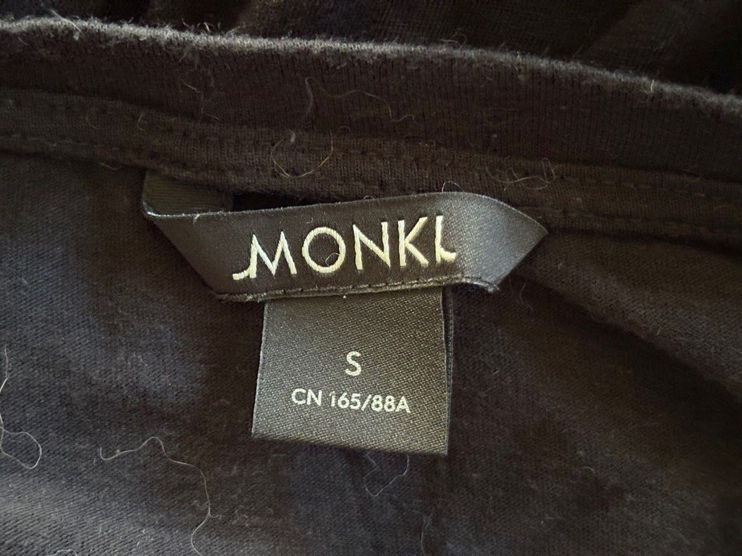 Monki Black Crop Top (Category: Shirts) located in Quezon City. Submitted by mcpar9685821 (Listing ID 1409728005, Image 3). Description: •worn but still in decent condition •basic black cropped tee •closet staple .