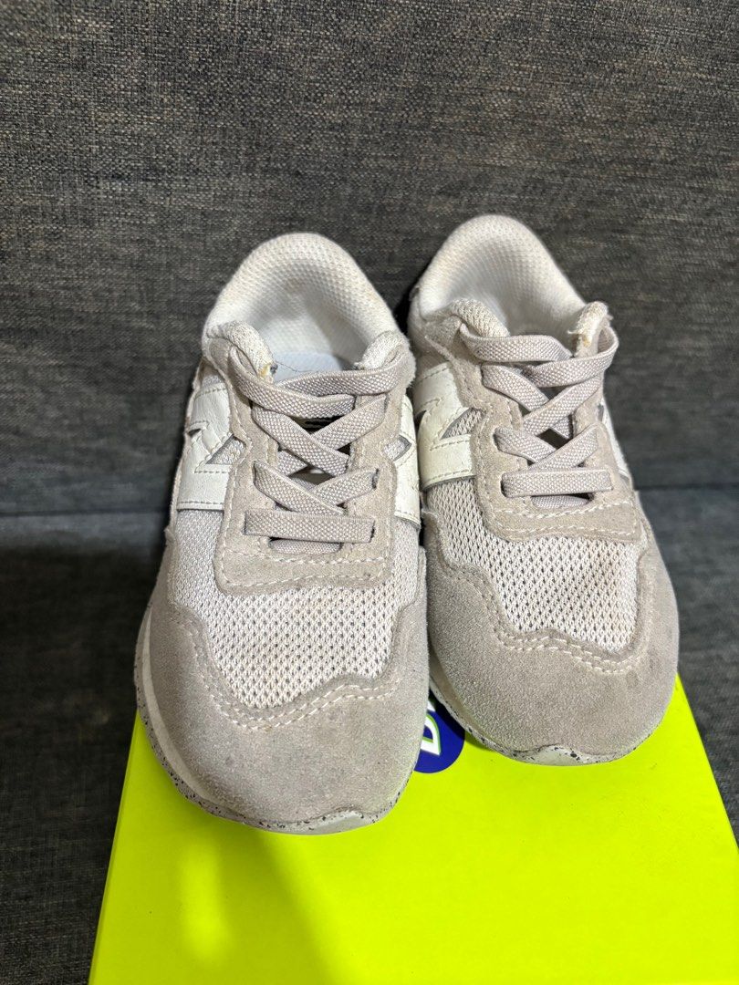 New Balance 237 Grey Sneakers - Size 26 (Category: Babies & Kids Fashion) located in Pasig City. Submitted by vhasibuan (Listing ID 1409734887, Image 3). Description: - New Balance 237 sneakers - Color: Grey - Size: 26 - Features mesh and suede upper - White 'N' logo - White midsole, grey outsole - Laced Slightly used. No damaged. Just needs a bit of cleaning :) Rfs: no longer fits my baby.