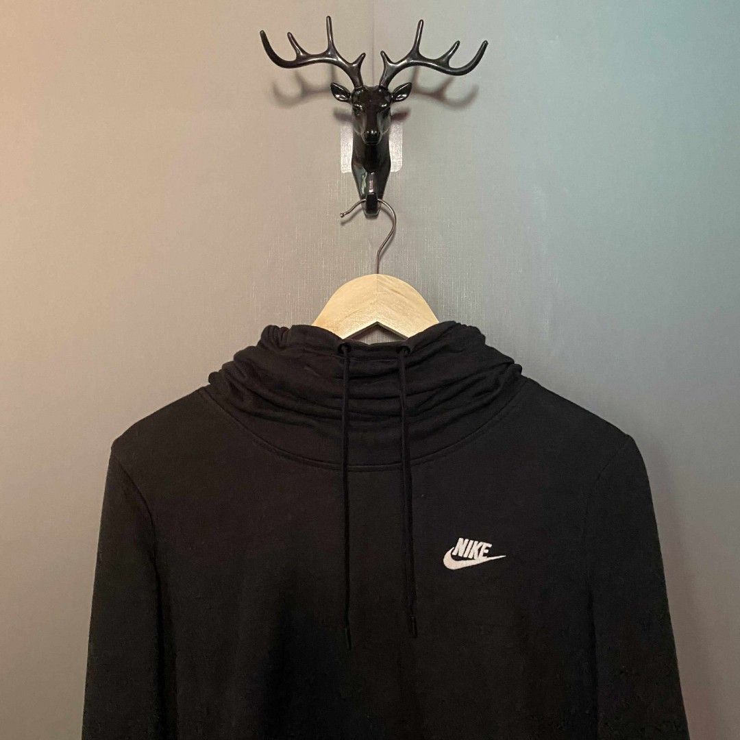 Nike Black Hoodie womens (Category: Hoodies) located in Pasay City. Submitted by copscene88 (Listing ID 1409733071, Image 2). Description: - Black Nike hoodie - Small white Nike logo - Cowl neck with drawstring - Long sleeves - Front pocket - Everyday wear.