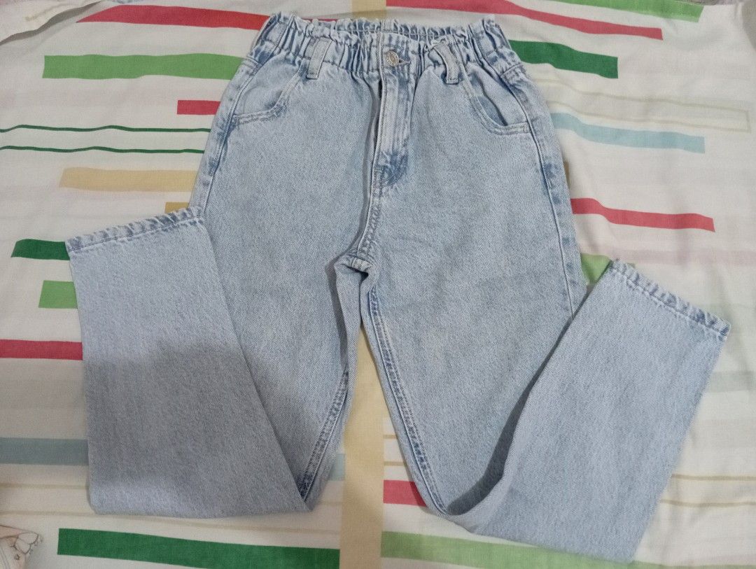 Original MANGO Paperbag Jeans for Kids (Category: Babies & Kids Fashion) located in San Juan City. Submitted by kdlshoppeph (Listing ID 1409639615, Image 2). Description: - Original MANGO light wash jeans - Paperbag jeans - Button closure - Two front pockets - Relaxed fit, straight leg - Size: 134 cm - Made in Pakistan.