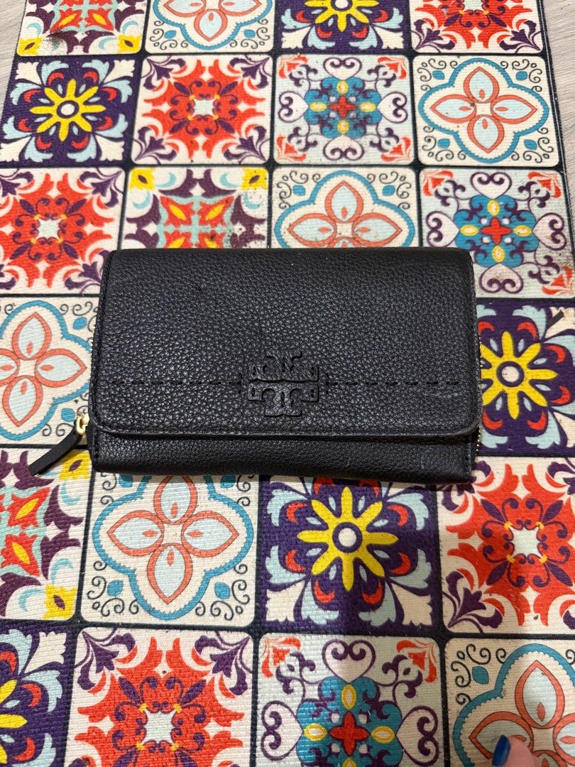 ORIGINAL Tory Burch mcgraw flat leather wallet Crossbody (Category: Wallets & Card holders) located in Pasig City. Submitted by dees_collection (Listing ID 1409769868, Image 1). Description: Lighty used, rubber lining flaws but still in good condition. wallet sling crossbody bag in one. SUPERSALE, Authenticity is not guaranteed..