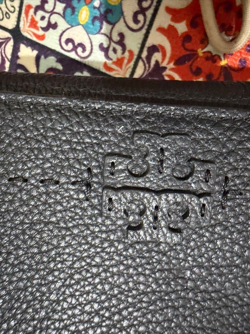 ORIGINAL Tory Burch mcgraw flat leather wallet Crossbody (Category: Wallets & Card holders) located in Pasig City. Submitted by dees_collection (Listing ID 1409769868, Image 3). Description: Lighty used, rubber lining flaws but still in good condition. wallet sling crossbody bag in one. SUPERSALE, Authenticity is not guaranteed..